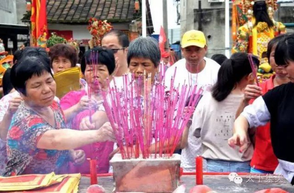 上周六近千人相約后溪，為的就是來拜拜他！