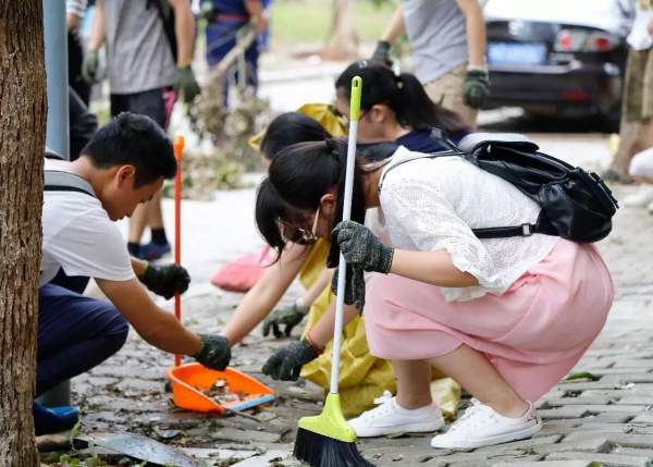 極美！臺(tái)風(fēng)后集美大學(xué)驚現(xiàn)“彩虹”，引網(wǎng)友圍觀點(diǎn)贊！