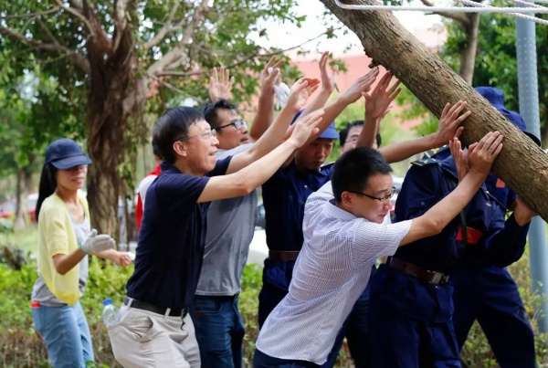 極美！臺(tái)風(fēng)后集美大學(xué)驚現(xiàn)“彩虹”，引網(wǎng)友圍觀點(diǎn)贊！