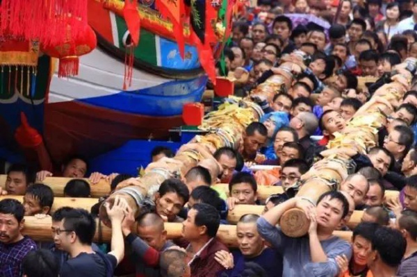 【多圖】震撼！國(guó)家非遺“送王船”在海滄鐘山舉行！大雨也澆不滅海滄人的熱情！！！