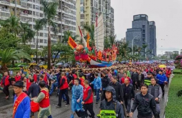 【多圖】震撼！國(guó)家非遺“送王船”在海滄鐘山舉行！大雨也澆不滅海滄人的熱情！！！