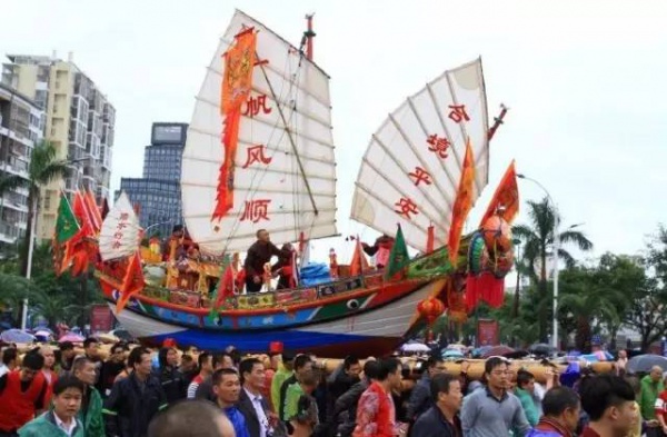 【多圖】震撼！國(guó)家非遺“送王船”在海滄鐘山舉行！大雨也澆不滅海滄人的熱情！！！