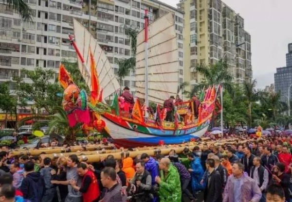 【多圖】震撼！國(guó)家非遺“送王船”在海滄鐘山舉行！大雨也澆不滅海滄人的熱情！！！