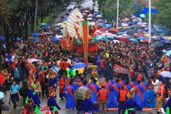 【多圖】震撼！國(guó)家非遺“送王船”在海滄鐘山舉行！大雨也澆不滅海滄人的熱情！！！