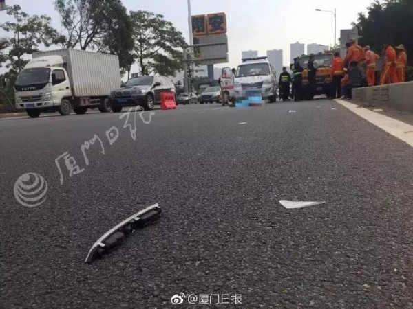 悲痛！翔安隧道收費站口突發(fā)車禍，女司機跪在死者尸體前哭喊對不起......