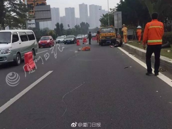 悲痛！翔安隧道收費站口突發(fā)車禍，女司機跪在死者尸體前哭喊對不起......