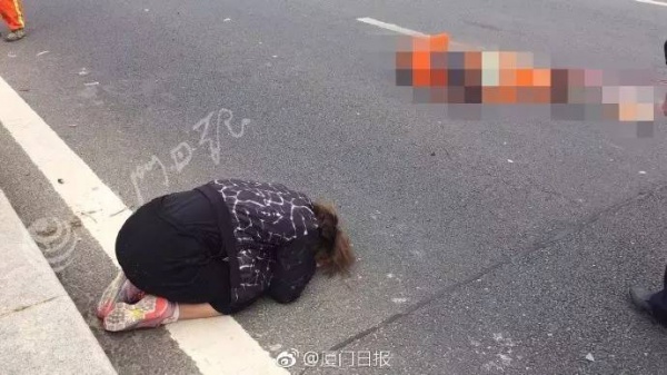 悲痛！翔安隧道收費站口突發(fā)車禍，女司機跪在死者尸體前哭喊對不起......