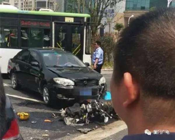 廈門一轎車瘋狂沖向安全島，現(xiàn)場一片狼藉，三死五傷…綠燈過馬路也要注意安全！