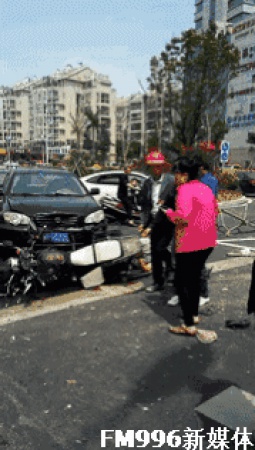 廈門一轎車瘋狂沖向安全島，現(xiàn)場一片狼藉，三死五傷…綠燈過馬路也要注意安全！