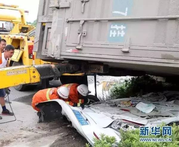 開車必看！大貨車壓下瞬間，司機(jī)乘客做了一個動作，逃過鬼門關(guān)！