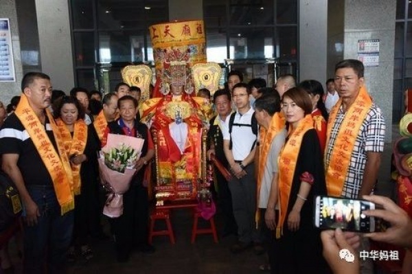 【媽祖】湄洲媽祖巡臺(tái)回鑾安座信眾熱情迎接