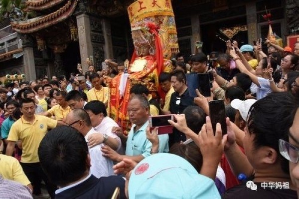 【媽祖】湄洲媽祖巡臺(tái)回鑾安座信眾熱情迎接